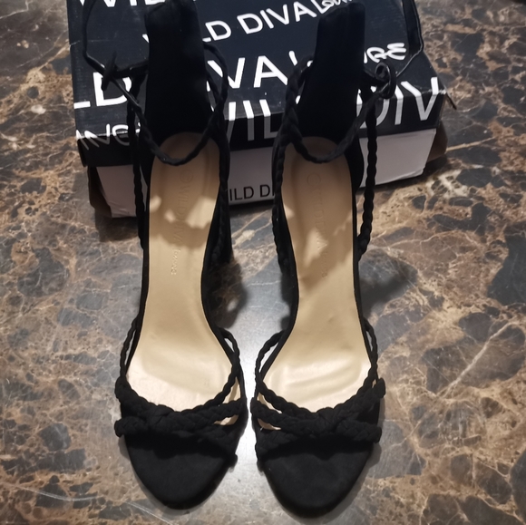 Selling black sued high heels new in box - Picture 3 of 6